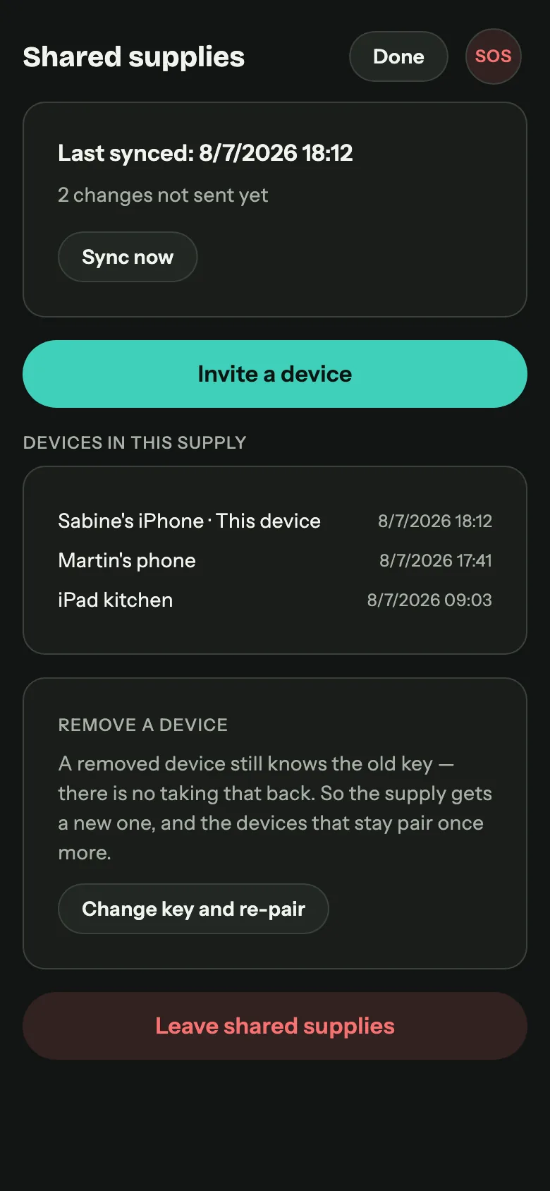 Shared supplies on the phone: last synced 8/7/2026 at 18:12, two changes not sent yet, a button to invite a device, the three devices of the household with their last check-in, key rotation and leaving.